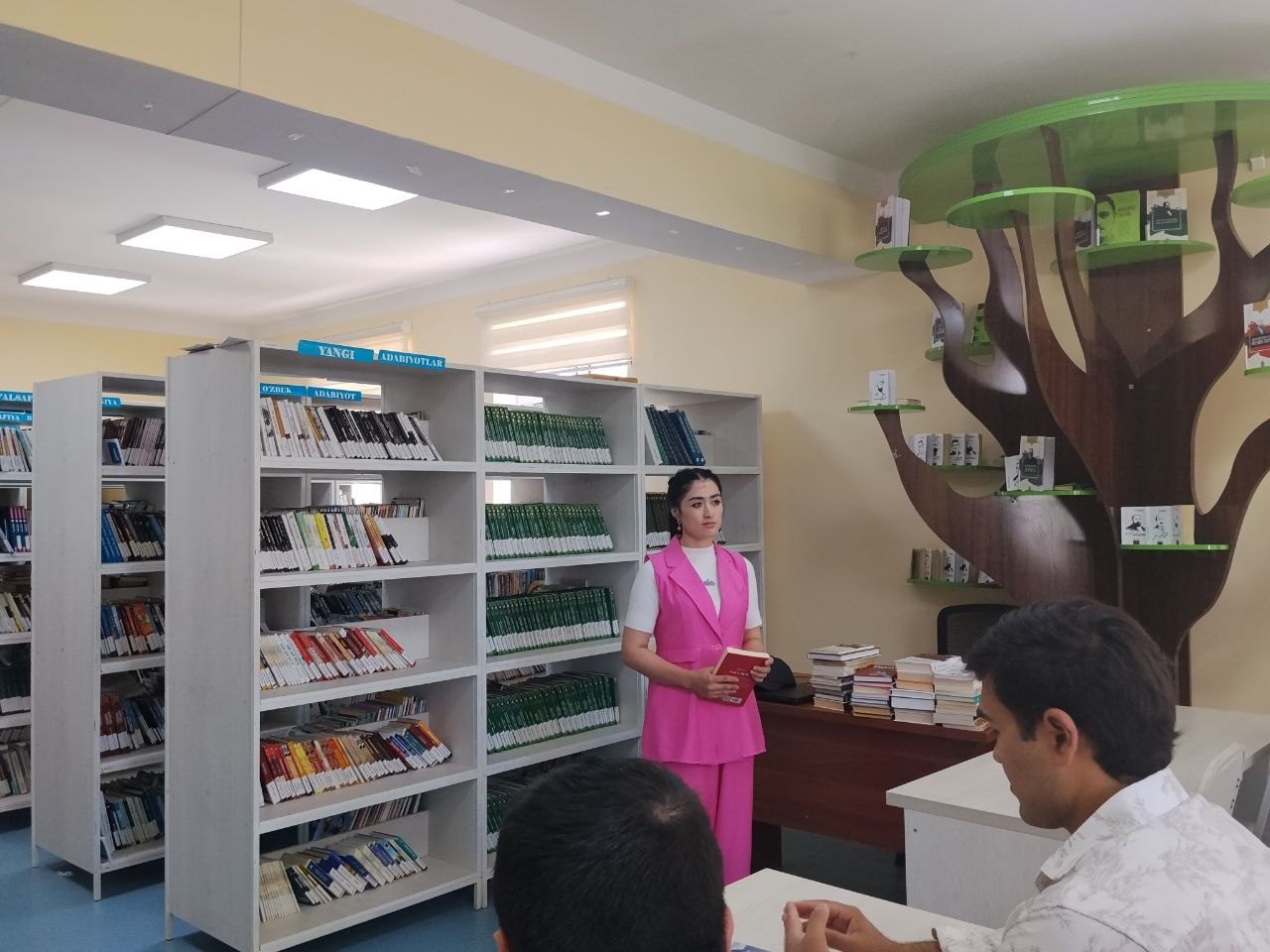 Qorovulbozor tuman axborot kutubxona markazi ,Qorovulbozor tumani boʻlinmasi bilan hamkorlikda yengil qonunbuzarlik sodir etgan fuqarolar ishtirokida “Kitob mutolaasi – komillik sari qadam” mavzusida davra suhbati tashkil etildi.